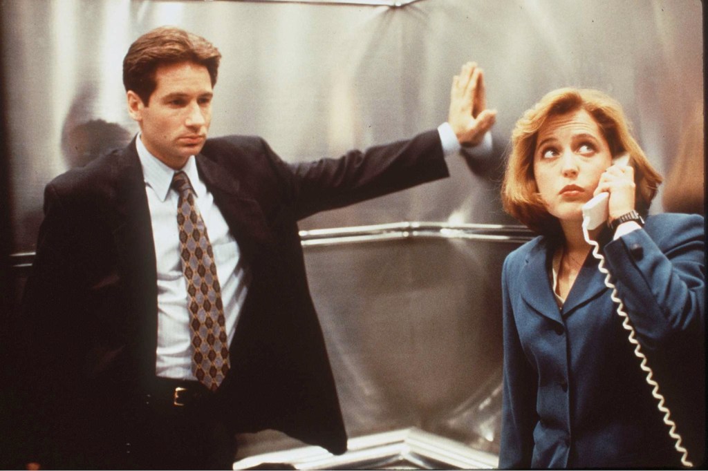 The X-Files Mulder & Scully in office